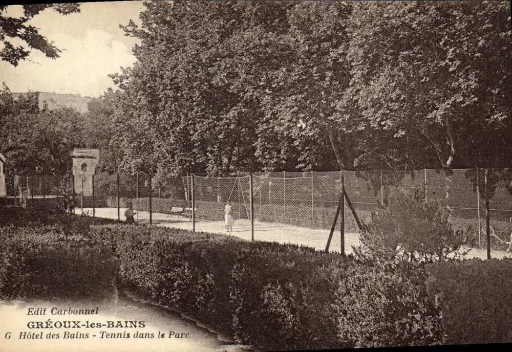 Gréoux-les-Bains — Tennisplatz im Park — Verlag Carbonnel - Vorderseite