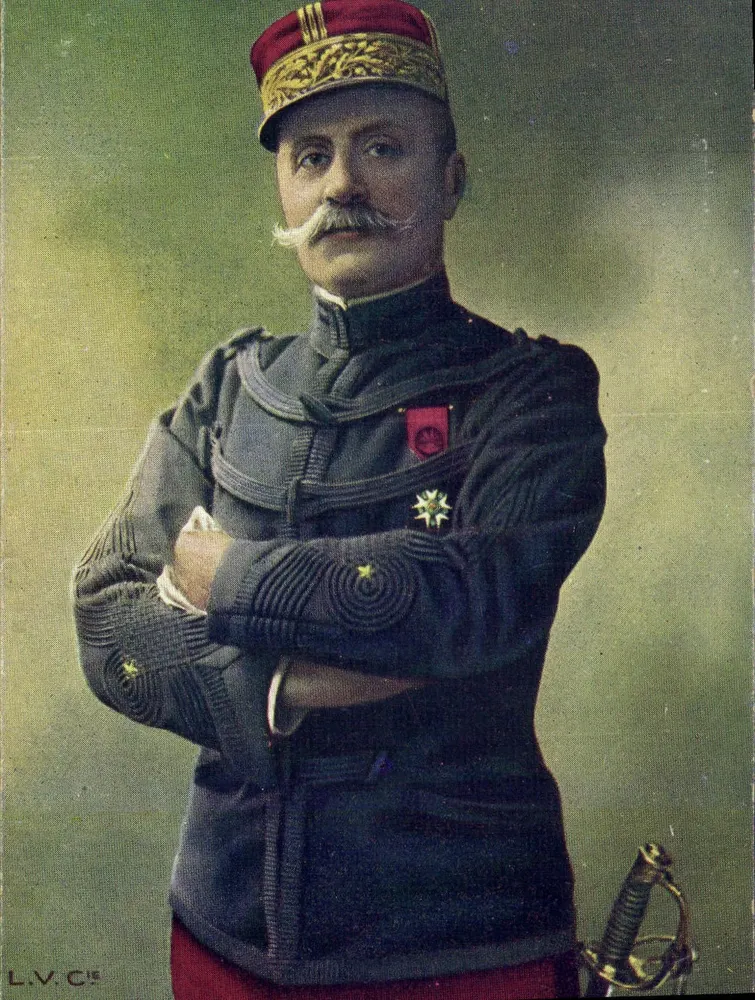 Geral em uniforme — decorado com uma cruz e uma medalha — editor L.V.C. - Frente