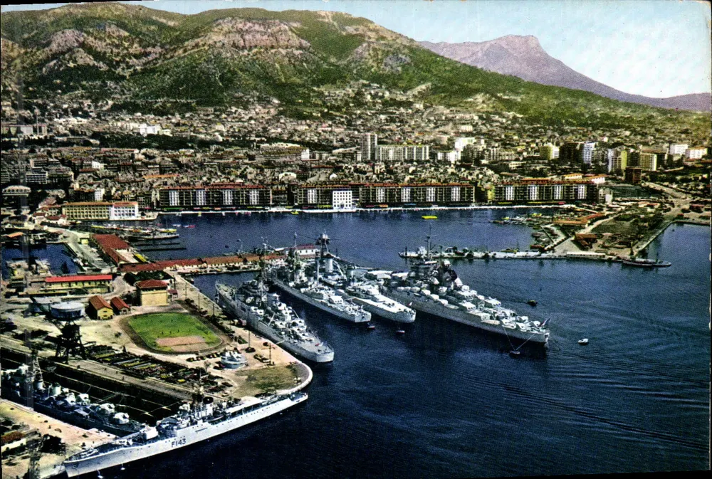 Toulon — Allgemeiner Blick und Schönheit der Côte d'Azur, das Jean-Bart und seine Schulschiffe — Toulon Mt Faron Telephérique - Vorderseite