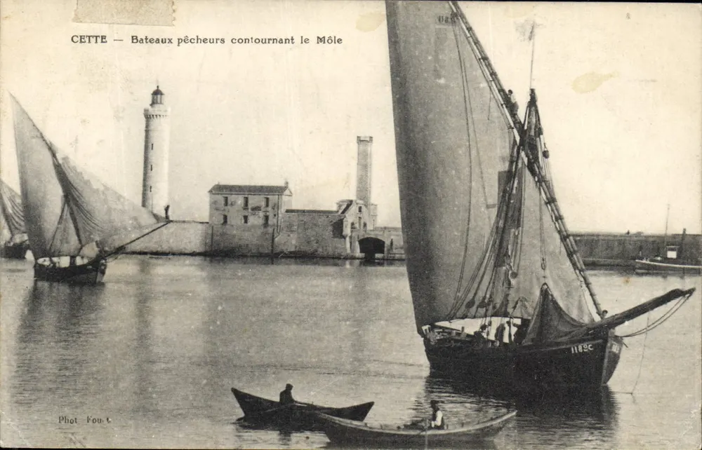 CETTE — Barcos de pesca contornando o Môle — Fot. Fou.t - Frente