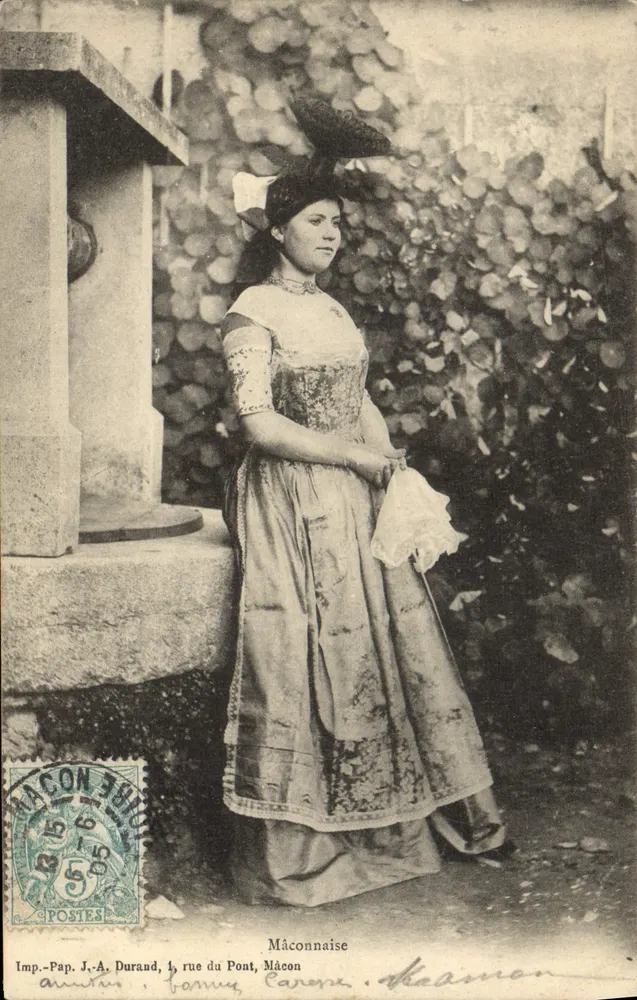 Mâconnaise — mulher em vestido ornado e chapéu — Imp. Pap. J.-A. Duraud, 1, rue du Pont, Mâcon - Frente