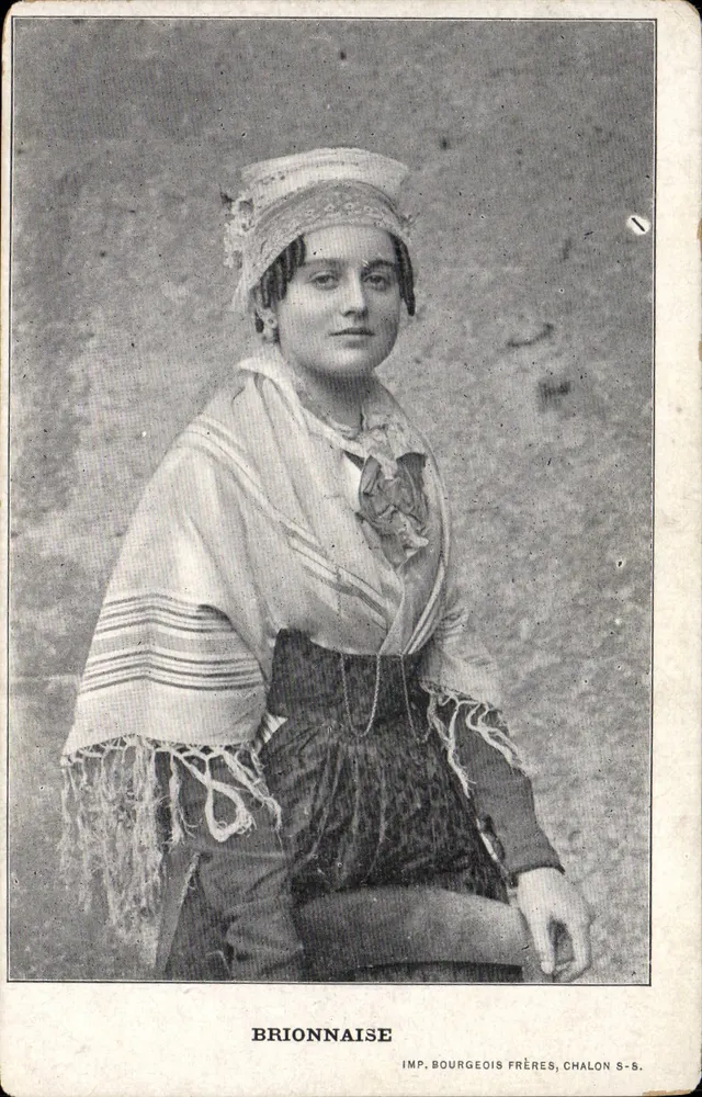 Brionnaise — mulher em traje tradicional — IMP. BOURGEOIS FRÈRES, CHALON-S.-S. - Frente