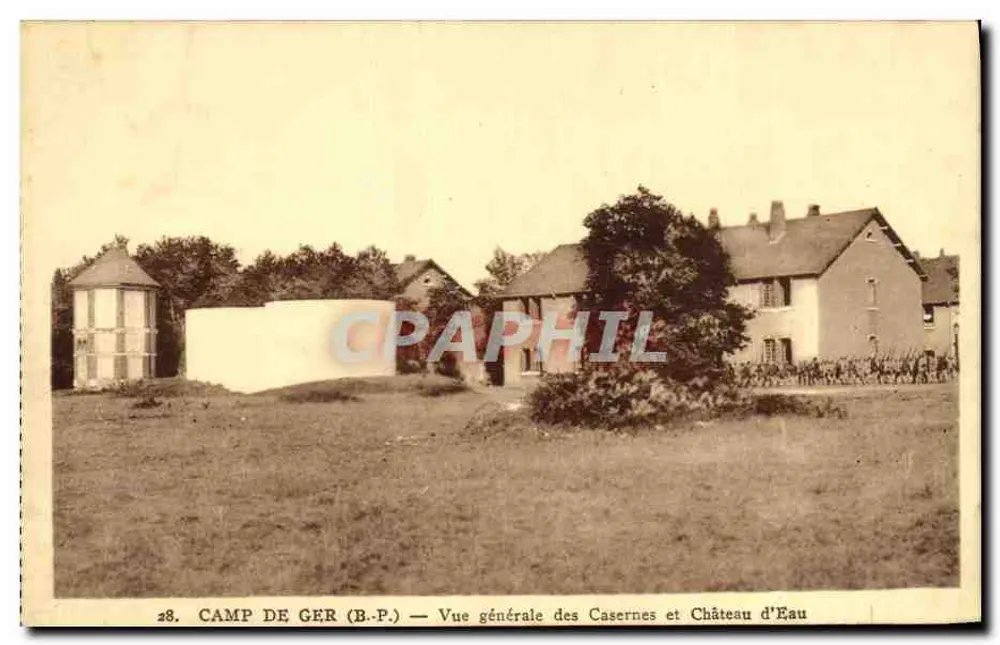 Camp de Ger (B.P.) — Allgemeiner Blick auf die Kasernen und Wasseruhr - Vorderseite