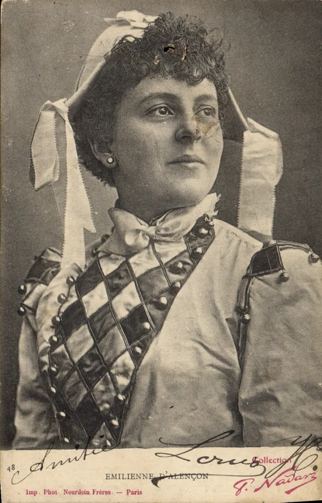 Emilienne d'Alençon — Retrato em traje de harlequim — Imp. Phot. Neurdein Frères, Paris - Frente