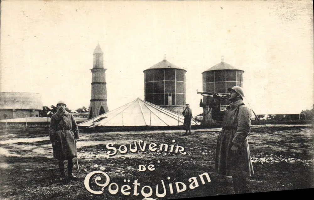 Soldaten vor den Wasserbehältern von Coëtquidan — Erinnerung an Coëtquidan - Vorderseite
