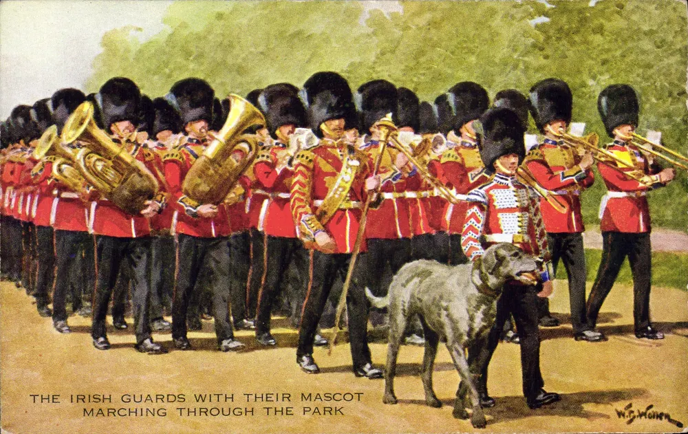 Irish Guards mit ihrer Schutzfigur — Marschieren im Park — W.T. Moher - Vorderseite