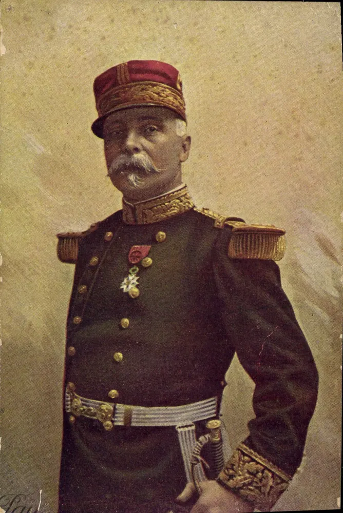 Général en uniforme — portrait en costume militaire avec képi rouge et décorations — éditeur Paul (impression visible en bas à gauche) - Frente