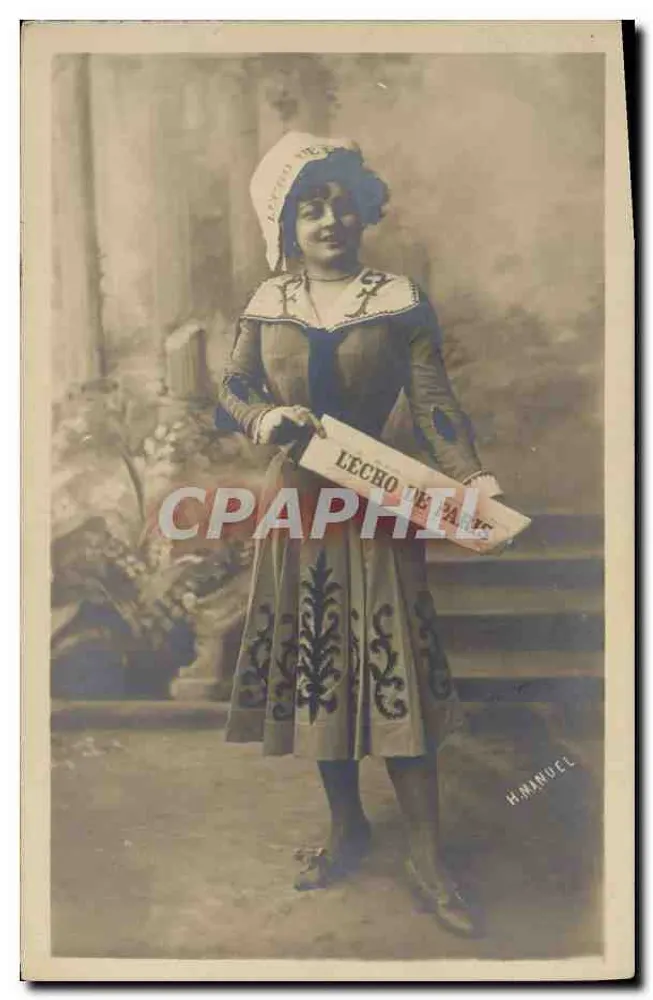 Junge Frau im Volkskostüm — hält eine Zeitung 'LECHO DE PARIS' — Foto von H. MANUEL - Vorderseite