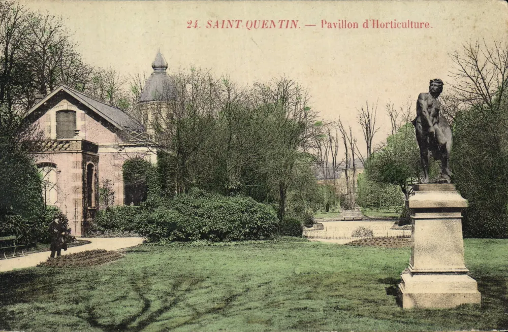Saint-Quentin — Pavilhão de Horticultura — estátua em um parque - Frente