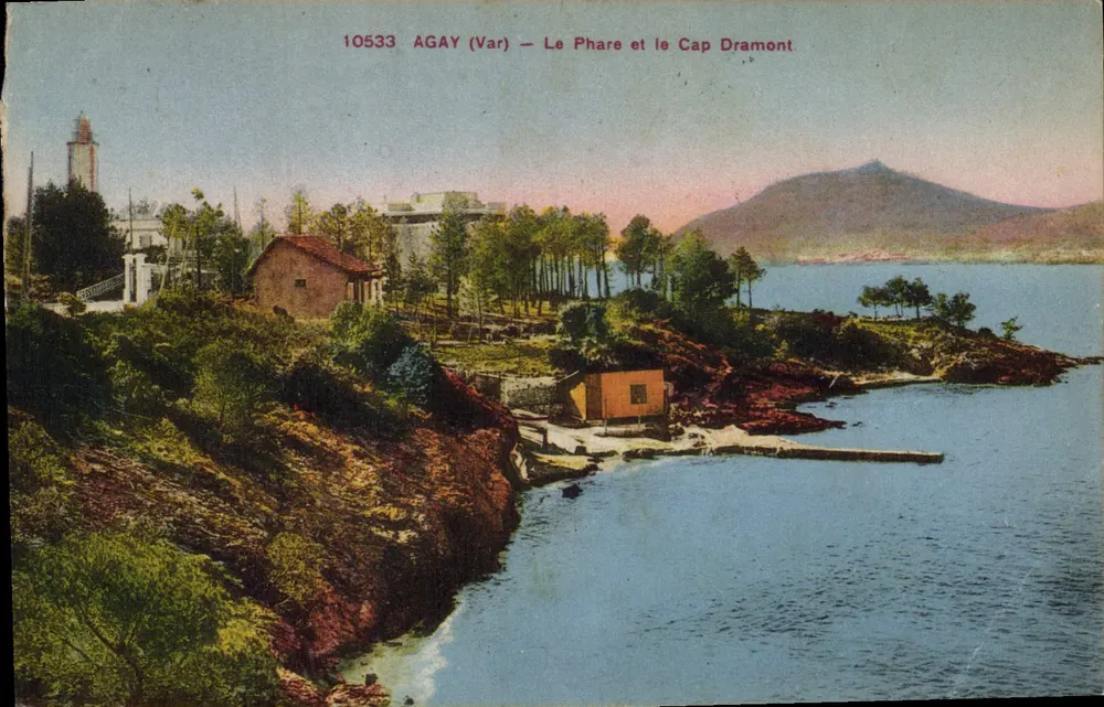 Agay (Var) — Le Phare et le Cap Dramont — Édition Pin, Galeries de l'Écrénel (Var), n° 10533 - Frente