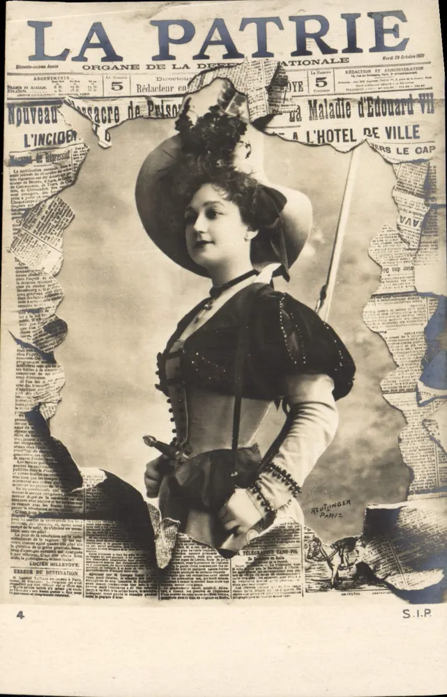 Mulher em traje da época — foto com fundo de jornal — editor Reutlinger Paris, n°4 - Frente