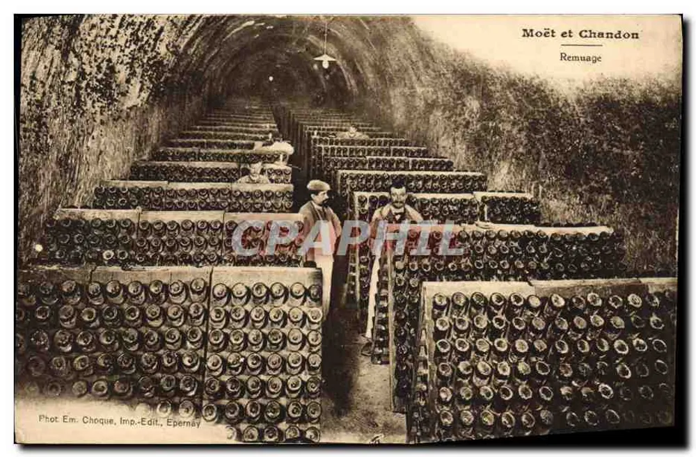 Riddling bei Moët et Chandon — unterirdische Keller mit Reihen von Flaschen — Foto Em. Choque, Druck. Verlag, Epernay - Vorderseite