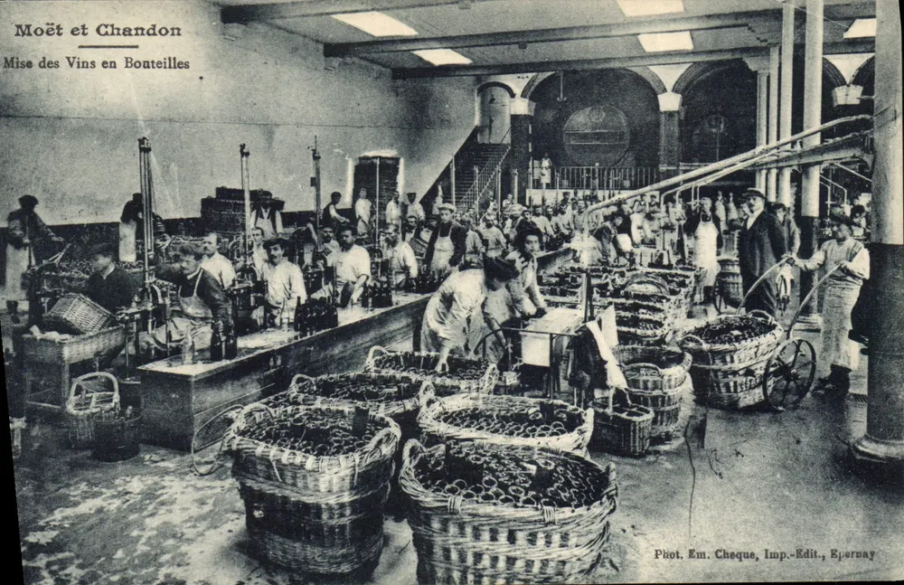 Moët et Chandon — Weinabfüllung — Foto. Em. Cheque, Druck. Verlag, Epernay - Vorderseite