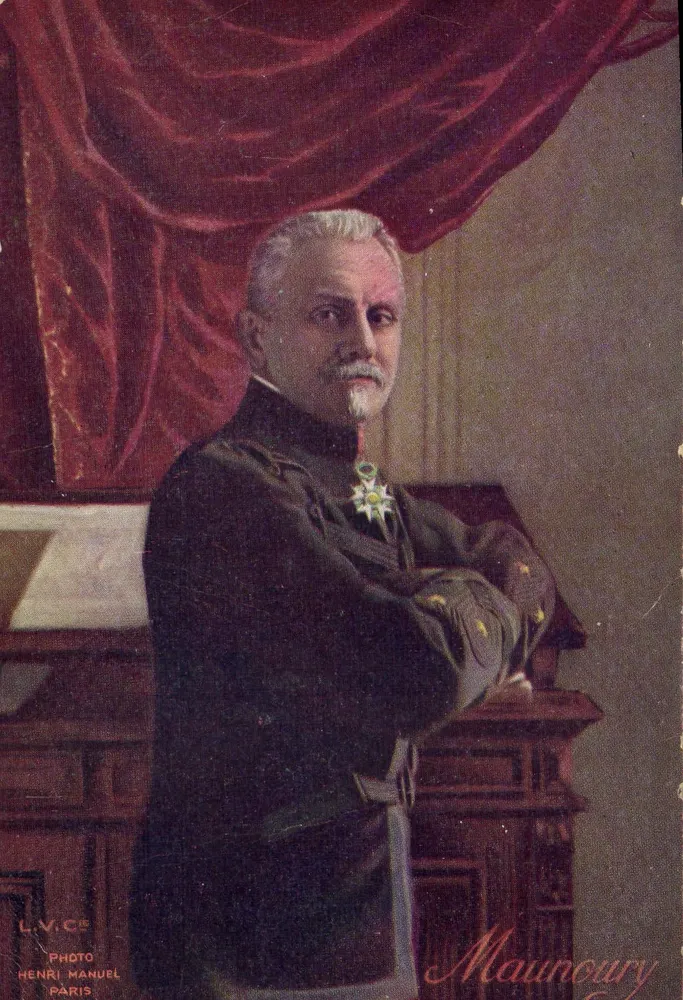 Portrait de Maunoury — homme en uniforme avec ordre, devant rideau rouge — Photo Henri Manuel, Paris - Frente