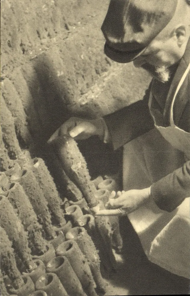 Ehrwürdige Flaschen — Champagne Perrier-Jouët, Epernay — Photo Zuber - Vorderseite