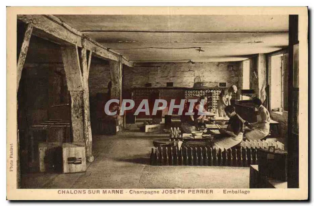 Chalons-sur-Marne — Verpackung von Champagne Joseph Perrier — Foto Fauiret - Vorderseite