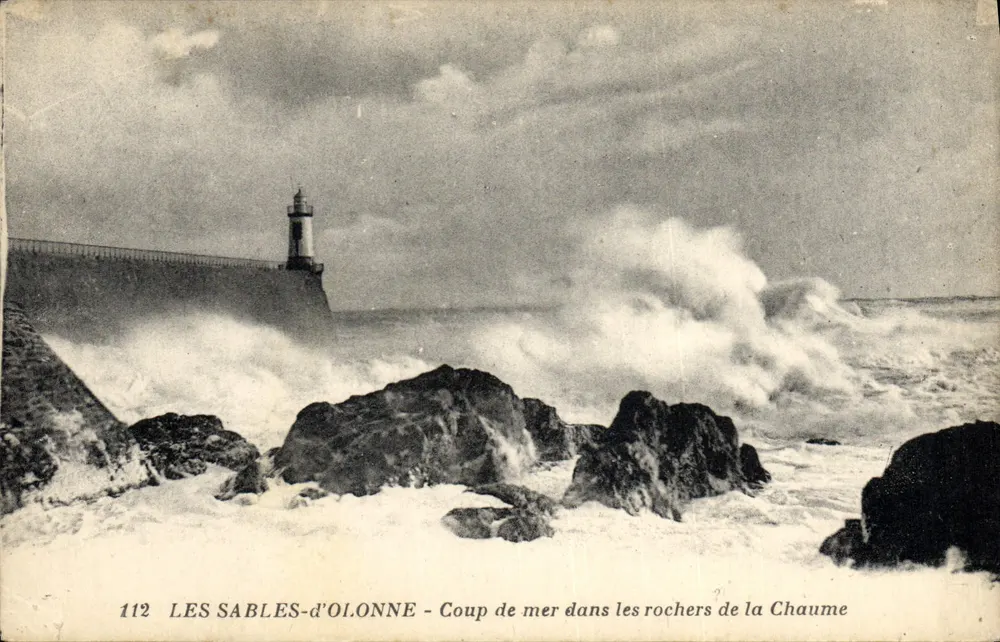 LES SABLES-d'OLONNE — Meeresblick in den Felsen von La Chaume — J. Nozals, Edit. Nantes - Vorderseite