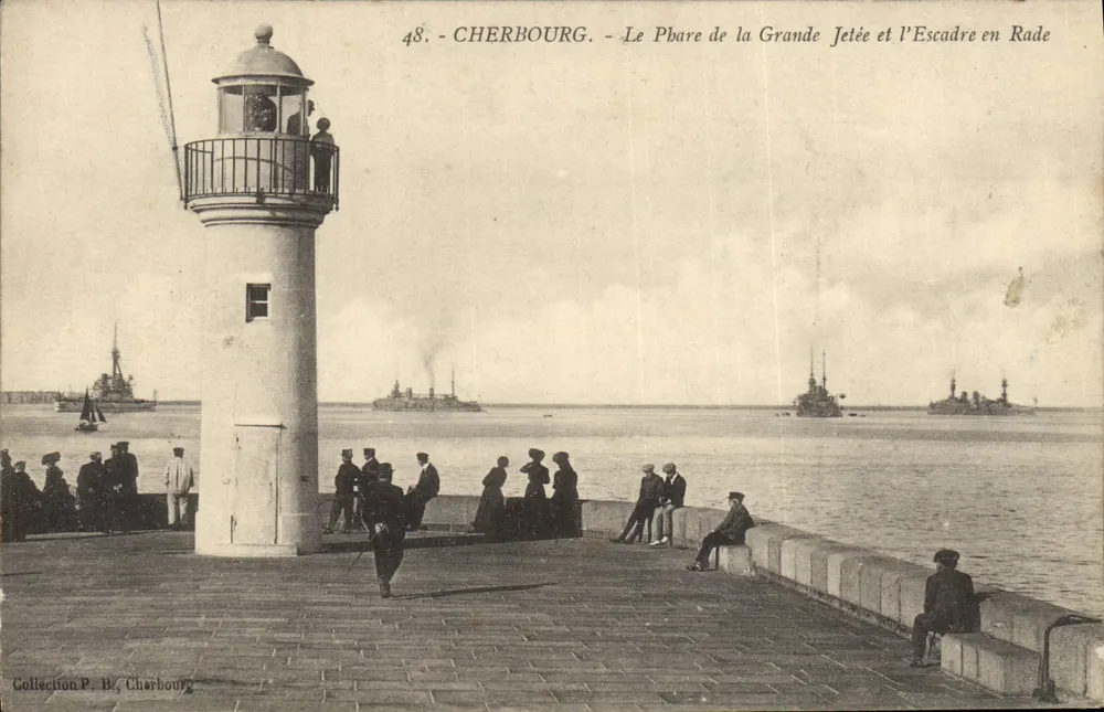 Cherbourg — Der Leuchtturm der Grande Jetée und die Flotte im Hafen — Sammlung P. B. Cherbourg - Vorderseite