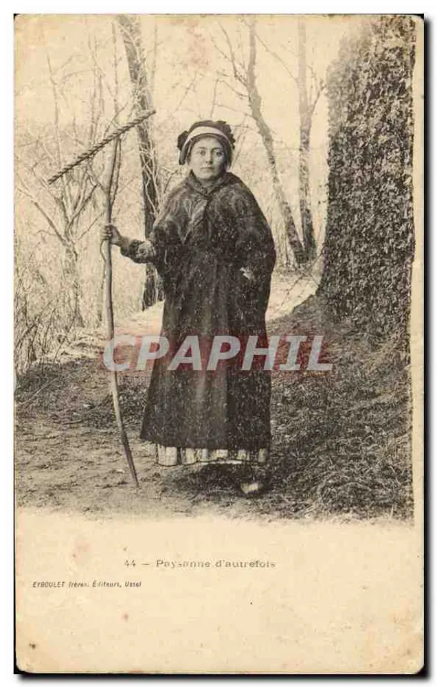 Paysanne d'autrefois — femme en robe longue et bonnet, tenant une faux, près d'un arbre couvert de lierre — EYBOULET (Lérez), Éditeur, Ussel - Awers