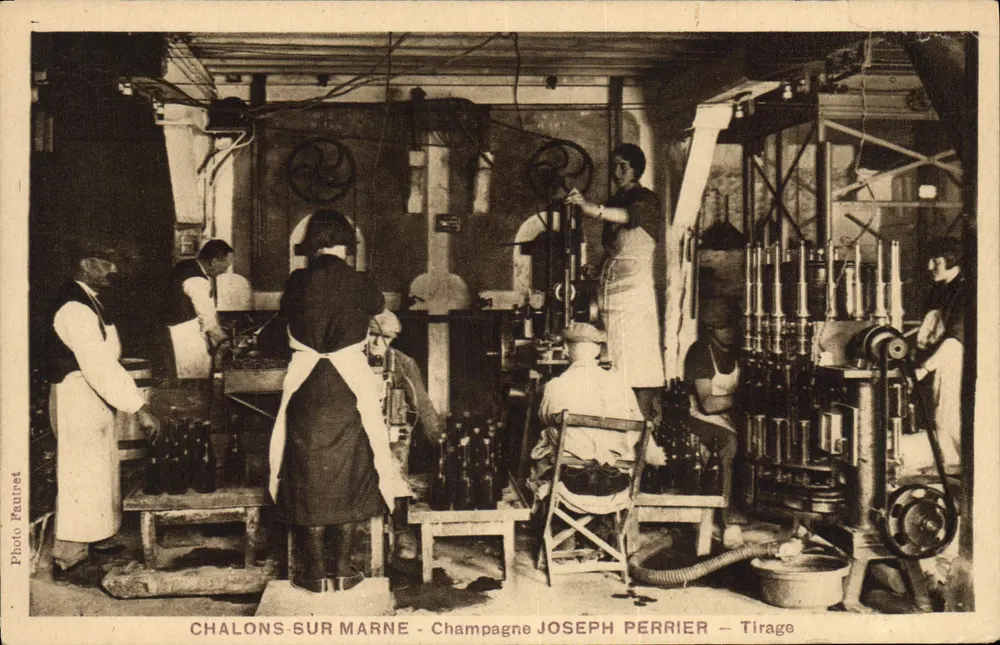 Chalons-sur-Marne — Champagne-Abfüllung bei der Familie Joseph Perrier — Foto Pauret - Vorderseite