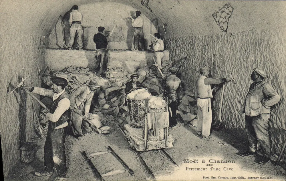 Perfurando uma cave — Moët & Chandon, Epernay — Fot. Em. Choque, Imp.-Edit. Epernay (Depositado) - Frente