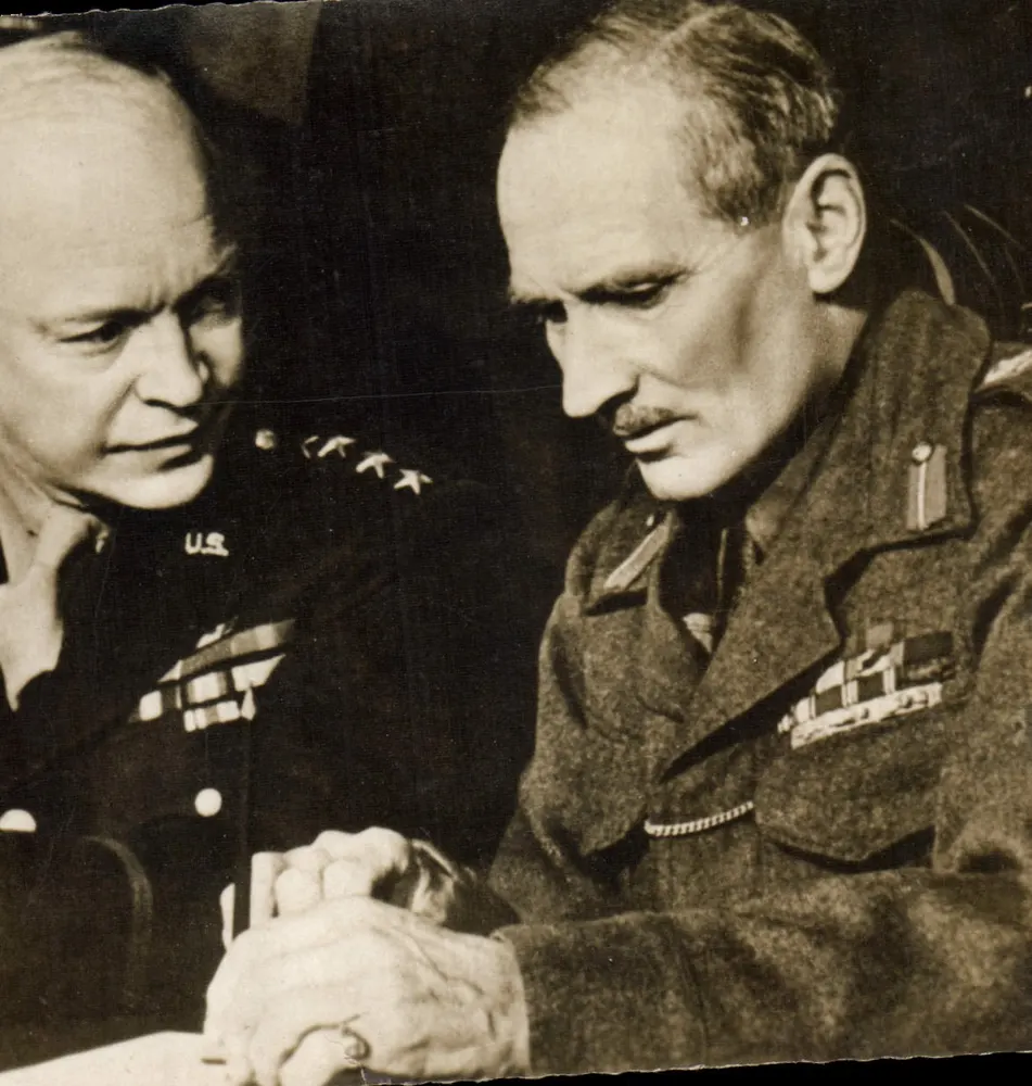 O Marechal Montgomery e o Geral Eisenhower — Edições Photo-Press-Liberação - Frente