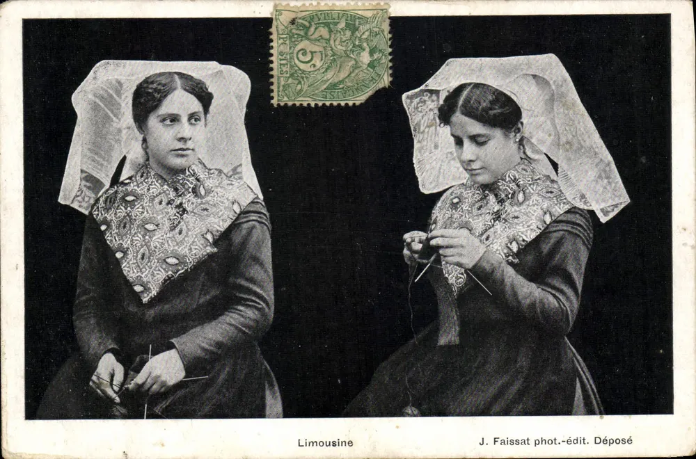 Duas mulheres em traje limousin — J. Faissat fot.-editor Depositado - Frente
