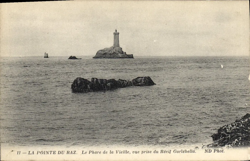 La Pointe du Raz — Der Leuchtturm der Alten, Aufnahme vom Gorlébella-Riff — ND Phot. - Vorderseite