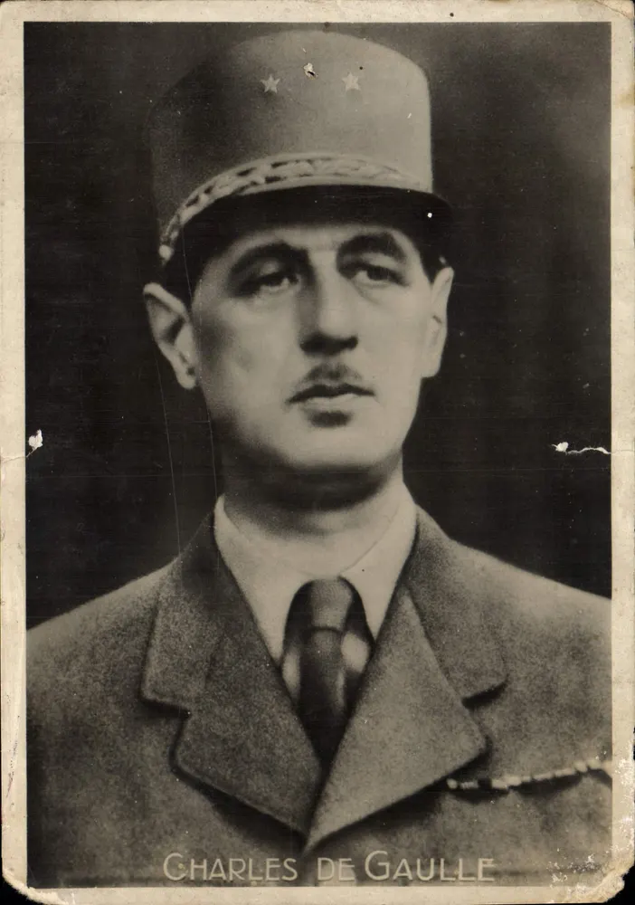Charles de Gaulle — portrait en uniforme avec képi à trois étoiles — éditeur non identifié - Voorkant