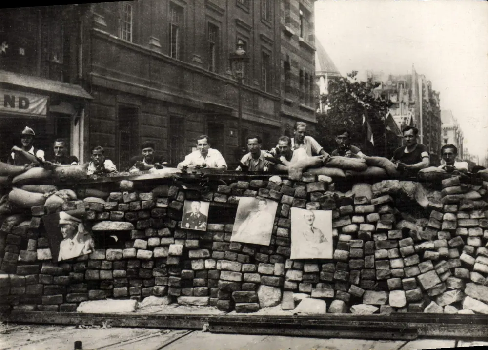 Barricada na Rue Saint-Jacques — Paris — Edições O.P. Distribuído por Photo-Presso-Liberação - Frente