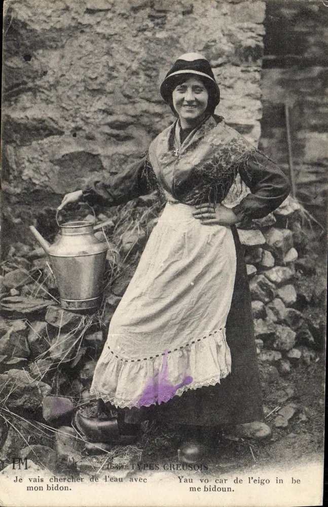Frau aus Creuse — lächelnd, mit einem Wasserkrug vor einer Steinmauer — Éditeur PM, n° 1637 - Vorderseite