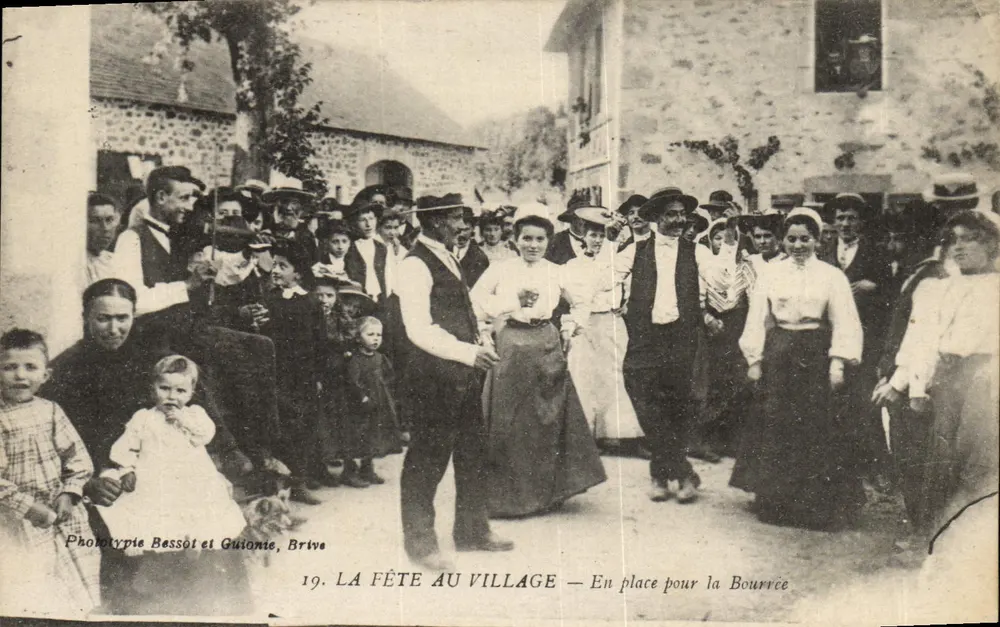 Das Dorffest — Auf dem Platz zur Bourrice — Phototypie Bessot et Guianie, Brive - Vorderseite