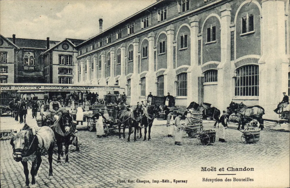 Recepção das Garrafas — Moët et Chandon — Fot. Em. Cheque, Imp.-Edit. Epernay - Frente