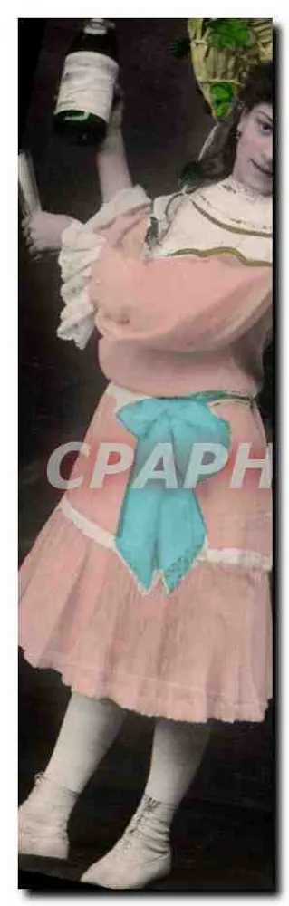 Junge Frau in einem rosa Kleid mit einer Flasche — Multisprachige Ansichtskarte — n° II - Vorderseite