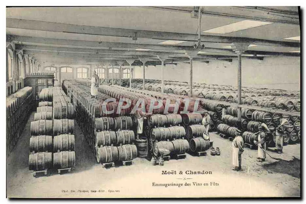 Moët & Chandon — Weinlagerung in Fässern — Foto. Em. Choque, Druck. & Verlag Epinal - Vorderseite