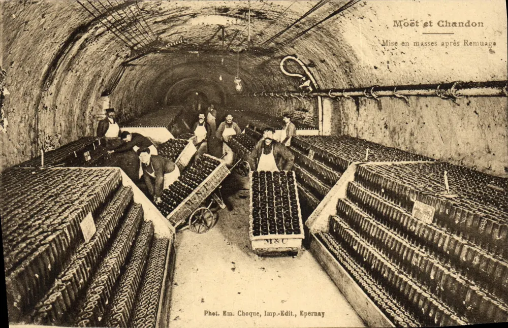 Moët et Chandon — Füllung nach Schütteln — Fot. Em. Choque, Verlag Epernay - Vorderseite