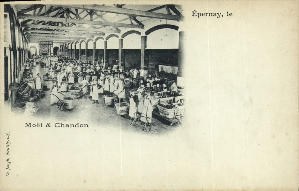 Épernay, o chai de Moët & Chandon — De Jongh, Neuilly-s.-S. - Frente