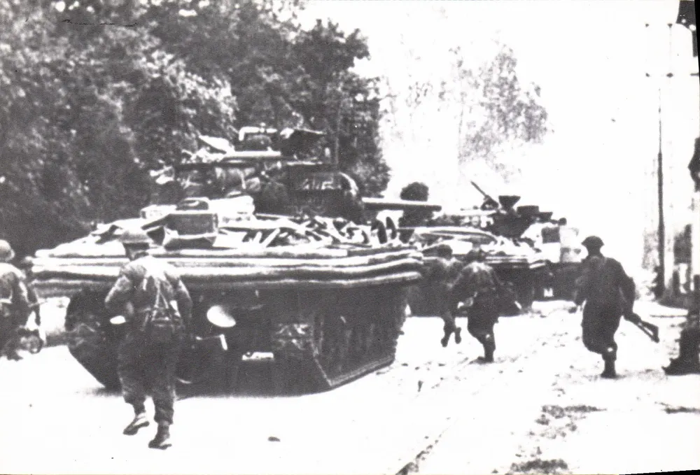 Erste D.D.-Panzer mit ihren gefalteten Schwimmpanzern erreichen den Zentrum von Ouistreham — Ausgabe durch die Abteilung der Anciens Parachutistes S.A.S. und Commandos F.F.L. — Nr. VI - Vorderseite
