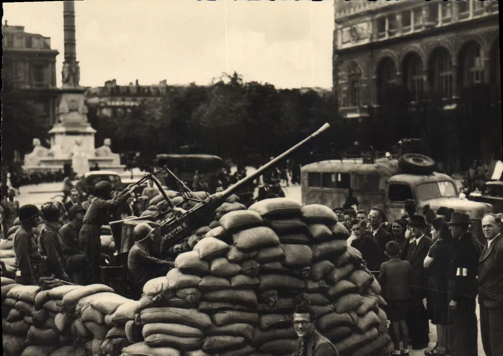 Befreiung von Paris — amerikanisches Flakgeschütz auf der Place du Châtelet — D.G.A. REAL-PHOTO - Vorderseite