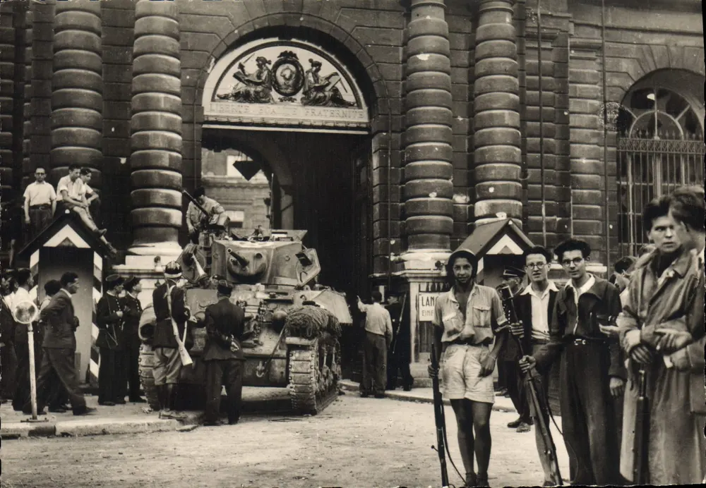 Befreiung von Paris — Panzer und F.F.L. vor dem Senat nach der Kapitulation — C.A.P. - PARIS - Vorderseite