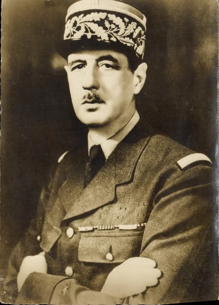 Général de Gaulle — portrait en uniforme — Éditions O. P. - Diffusé par Photo-Presse-Libération - Frente