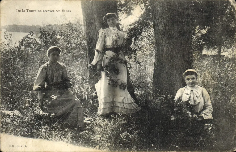 Drei junge Frauen in historischem Kleid — Von der Touraine, empfangen Sie diese Blumen — Coll. R. et L. - Vorderseite
