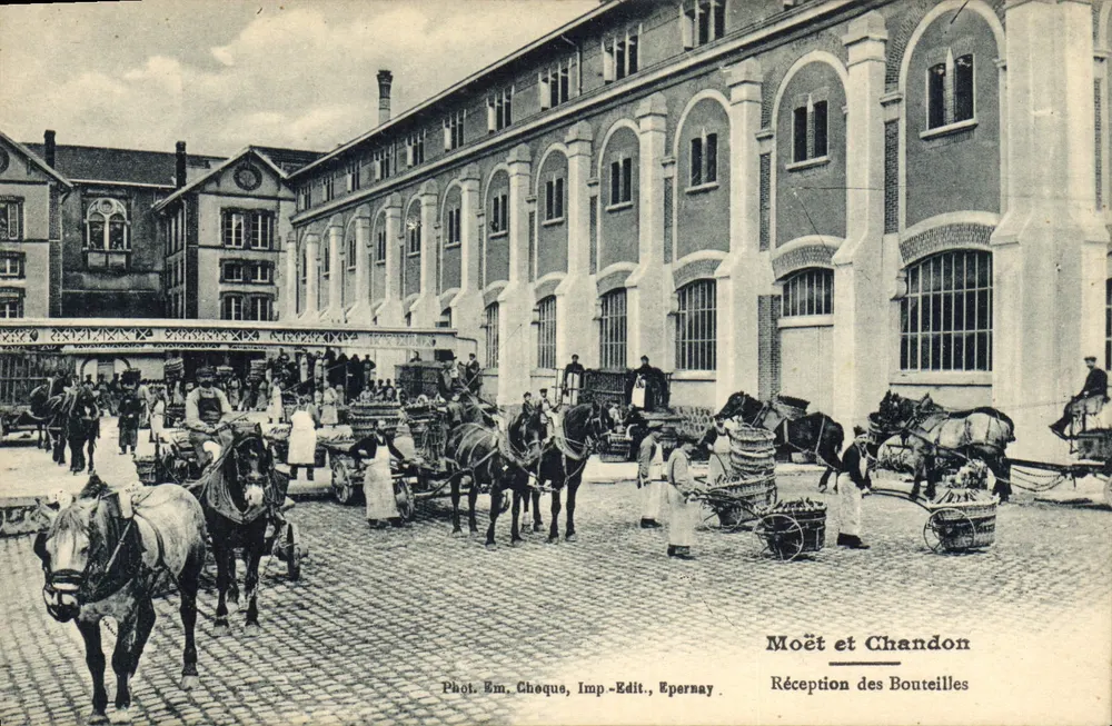 Empfang der Flaschen — Moët et Chandon — Foto. Ém. Cheque, Verlag, Epernay - Vorderseite