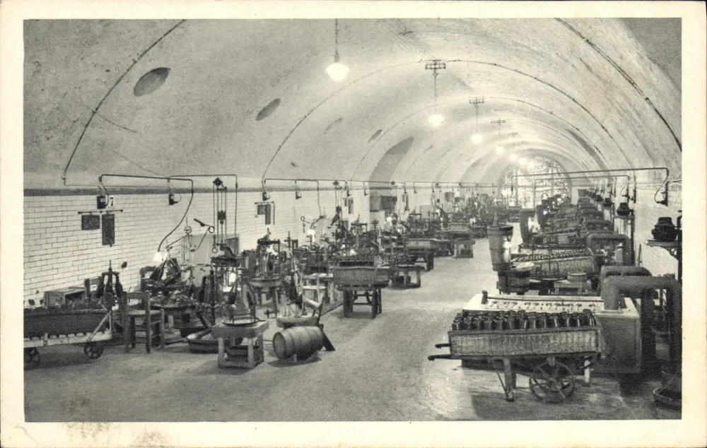 Entleerungsarbeiten — unterirdische Fabrik — Moët & Chandon, Cachan (Seine) — Verlag A. Breger Frères, Imp. France - Vorderseite