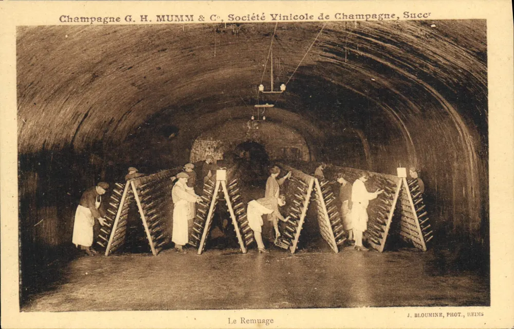 O Remuage — Champagne G. H. MUMM & C°, Sociedade Vinícola de Champagne, Filial — J. Bloumine, Fot. Reims - Frente