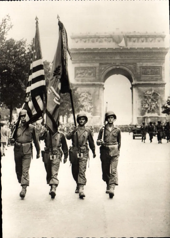 Parade amerikanischer Fahnen auf den Champs-Élysées — Edition O. P. — Diffusion Photo Presse Libération - Vorderseite