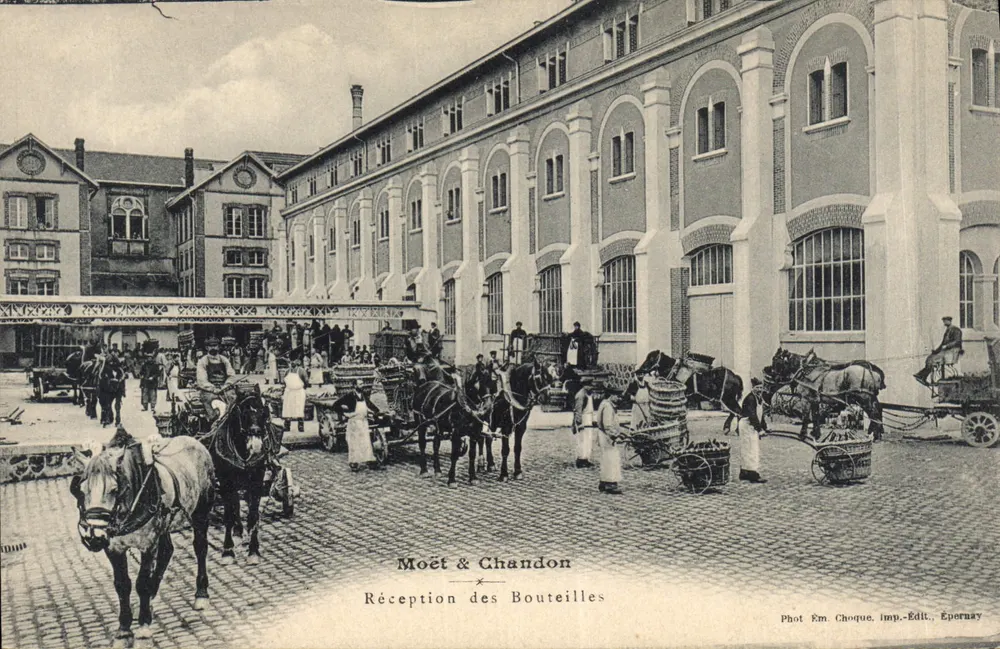 Empfang der Flaschen — Moët & Chandon — Foto. Ém. Choque, Verlag. Épernay - Vorderseite