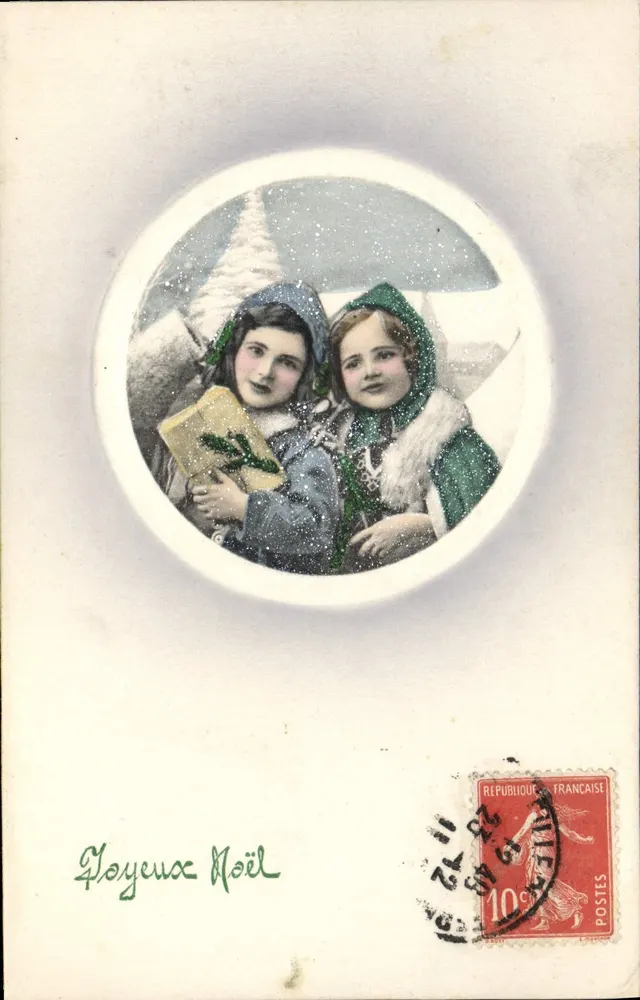 Zwei junge Mädchen in Winterkleidung — WeihnachtsSzene — unbekannter Verlag, Seriennummer nicht sichtbar - Vorderseite