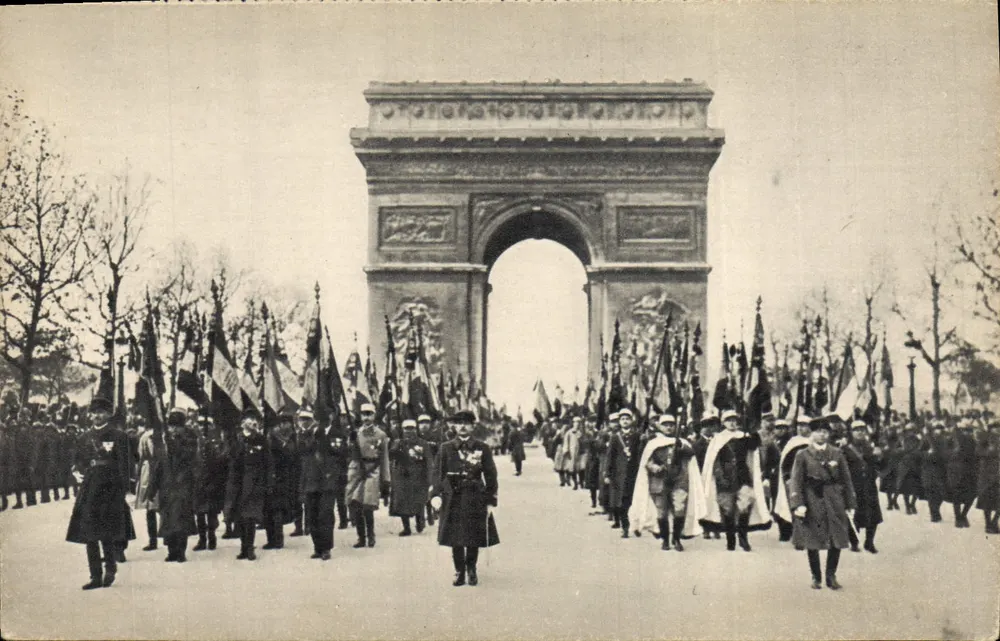 Arc de Triomphe — parade militaire avec drapeaux — Georges Lang, imp. - Paris - Recto