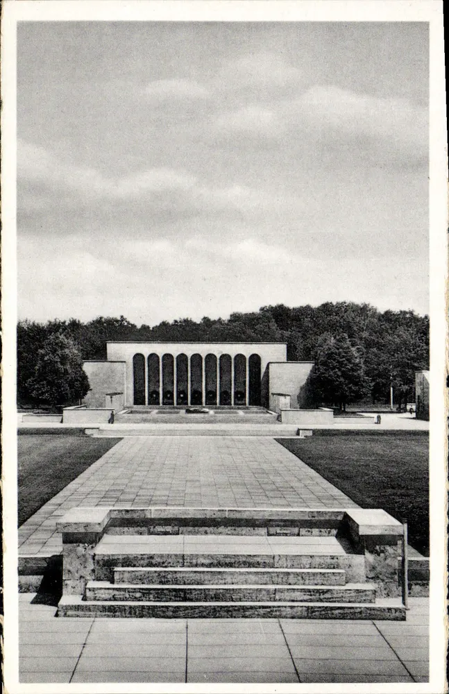 Nürnberg, Führerkanzel und Gefallenendenkmal — Arch. Prof. Albert Speer in Zusammenarbeit mit der Stadt Nbg. - Vorderseite